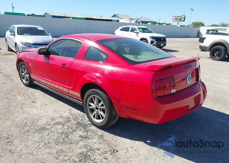 2005 Ford Mustang V6 Deluxe/V6 Premium z USA, uszkodzony, nr VIN 1ZVFT80N155258286